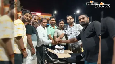 फोटोग्राफर दिवस पर युवा फोटोग्राफरों ने काटा केक, एकजुटता का लिया संकल्प