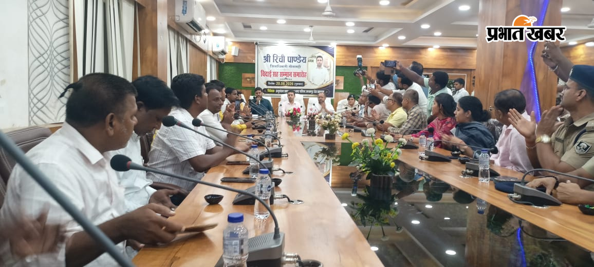 फोटो - डीएम को प्रतीक चिह्न व अन्य सामग्री देकर सम्मानित करते व उपस्थित अन्य. | Prabhat Khabar Network