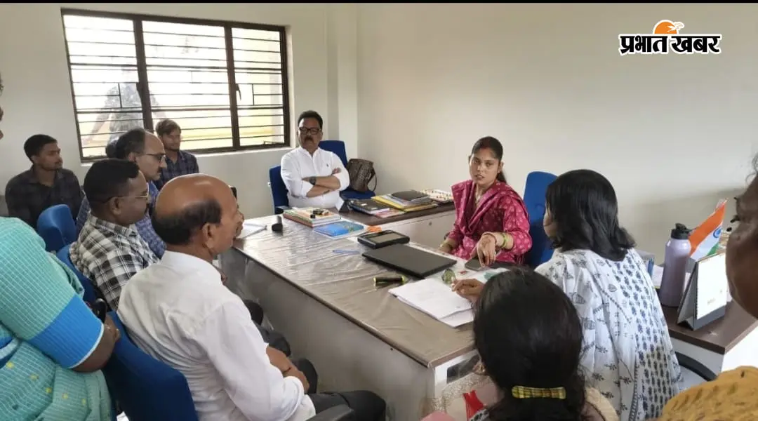 एकलव्य विद्यालय किस्को में स्थानीय कर्मियों को हटाने की शिकायत, सांसद सुखदेव भगत ने ली जानकारी