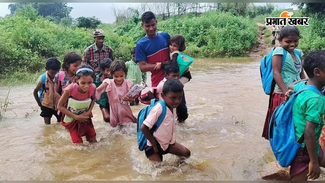 पीठ पर बैग, हाथ में जूते और सामने उफनती नदी... ऐसे स्कूल पहुंच रहे 629 बच्चे