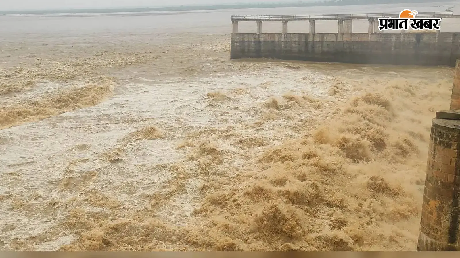 रोहतास: इंद्रपुरी बराज पर पहुंचा 2.54 लाख क्यूसेक पानी, 69 में से 40 गेट खोलकर सोन नदी में 2.40 लाख क्यूसेक डिस्चार्ज; नहरों को भरपूर आपूर्ति