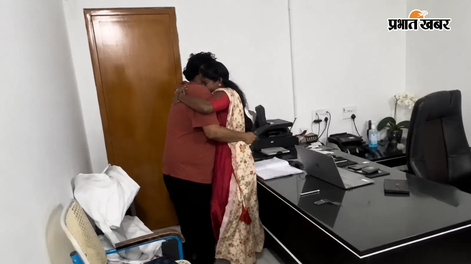 6 साल बाद विदेश से लौटा पति: क्लिनिक में मरीज बनकर पत्नी से मिला,भावुक होकर रोने लगे दोनों