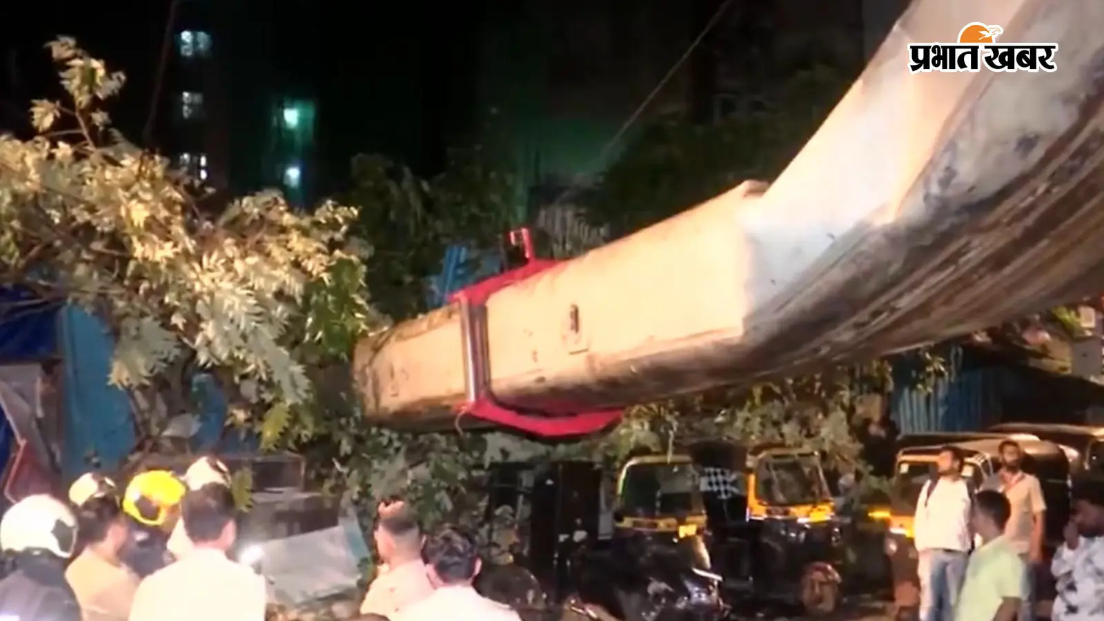 मुंबई के कुर्ला में रेलवे की बिजली लाइन पर गिरी भारी-भरकम क्रेन, 10 लोग घायल