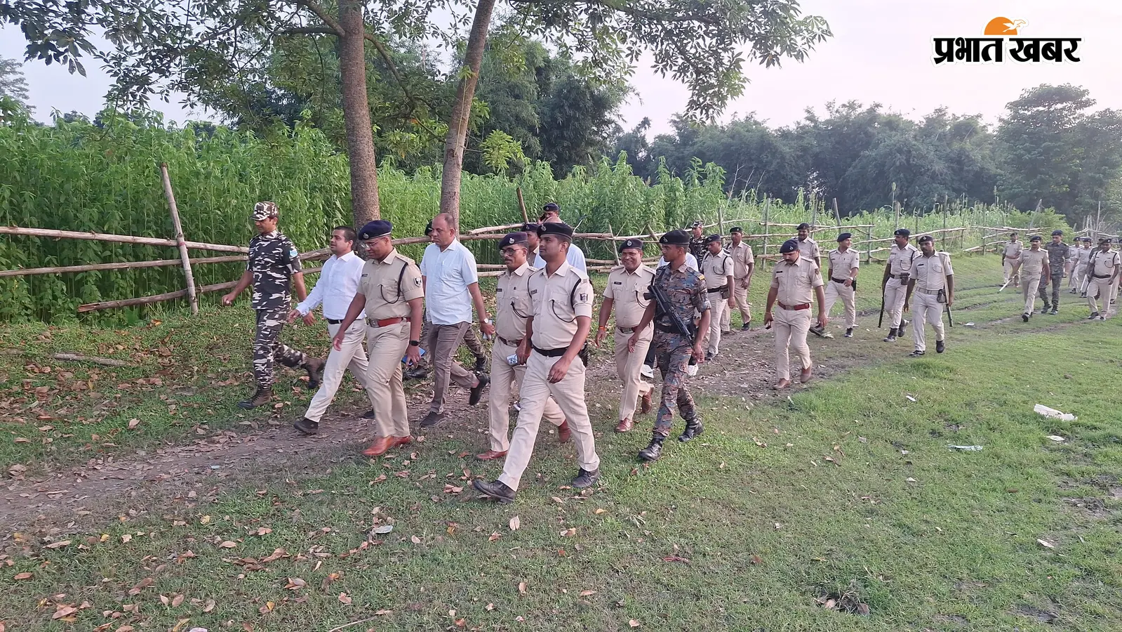 सुपौल: भारत-नेपाल सीमा पर डीएम और एसपी ने किया संयुक्त पैदल मार्च, तस्करी रोकने के लिए संवेदनशील स्थान चिन्हित
