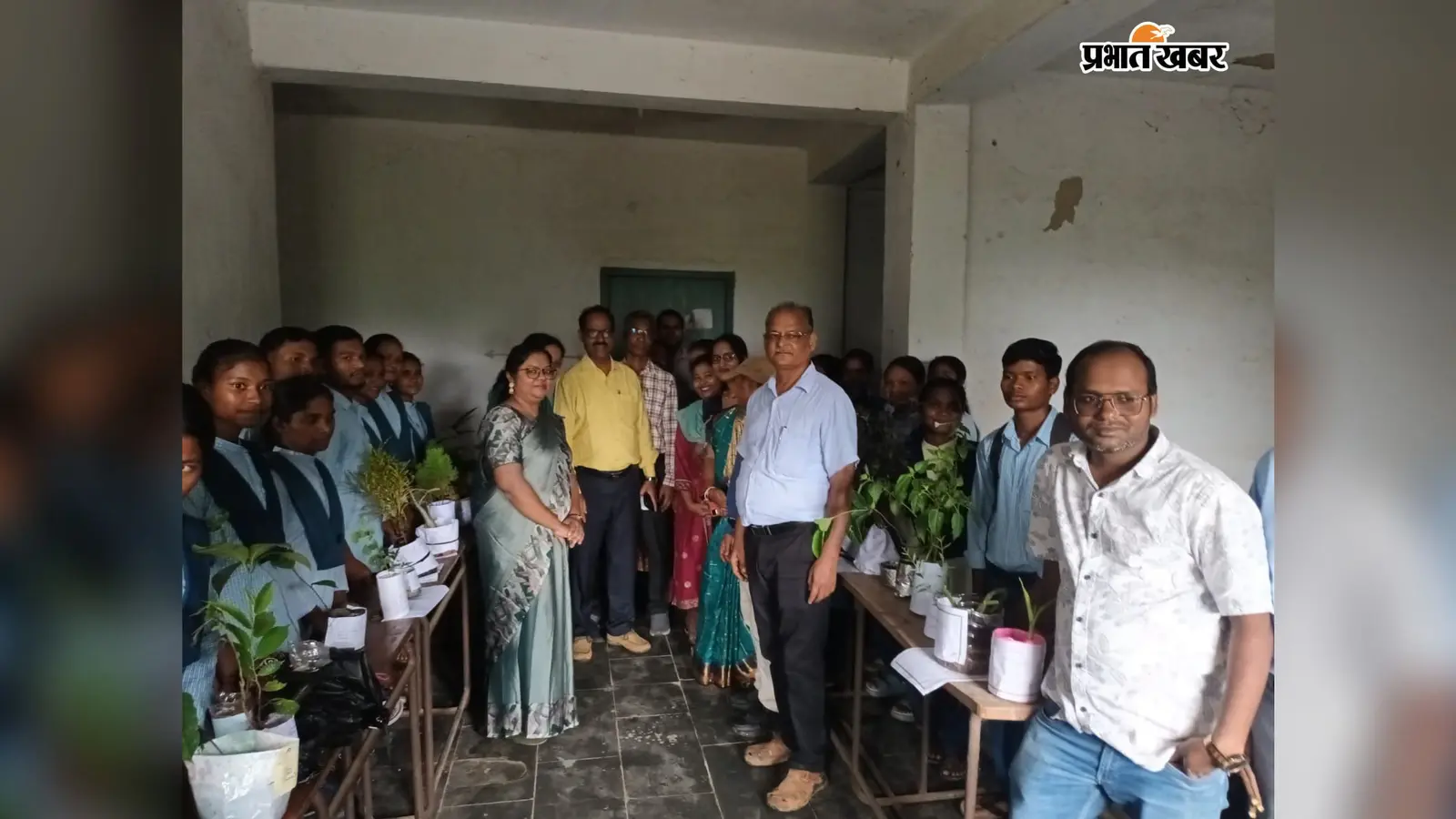औषधीय पौधों से सजा सिमडेगा कॉलेज, विद्यार्थियों ने पुरानी वस्तुओं से बनाए आकर्षक गमले