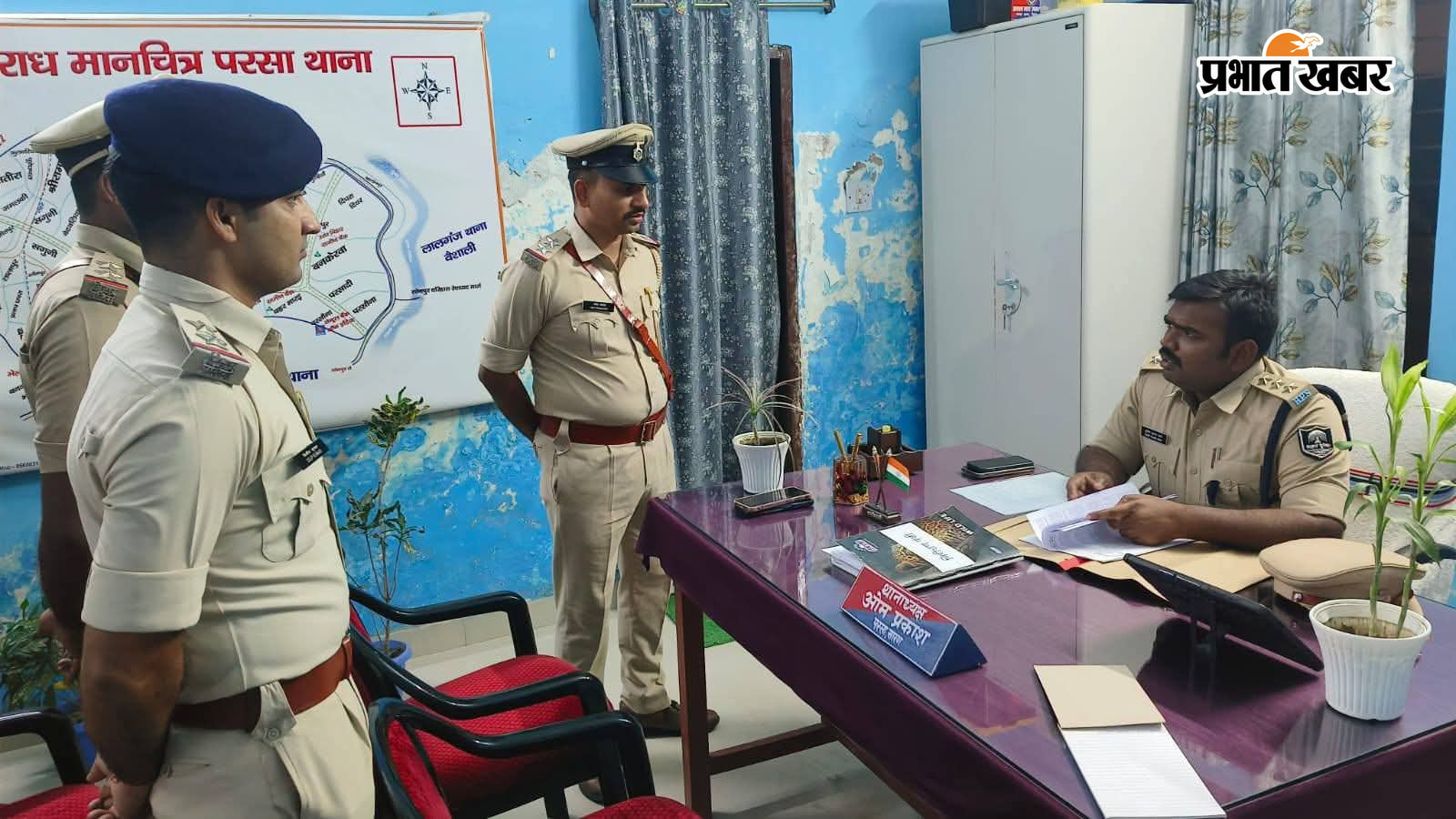 पुलिस पदाधिकारी को निर्देशित करते सोनपुर एसडीपीओ | Prabhat Khabar Network