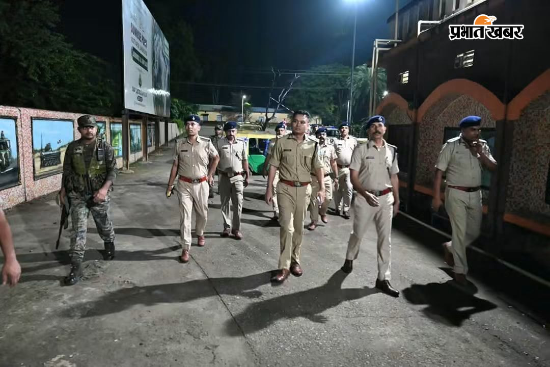 गुरुवार की रात जिले के विभिन्न रेलवे स्टेशन व संवेदनशील इलाकों का औचक निरीक्षण करते सरायकेला_खरसावां के एसपी | Prabhat Khabar Network