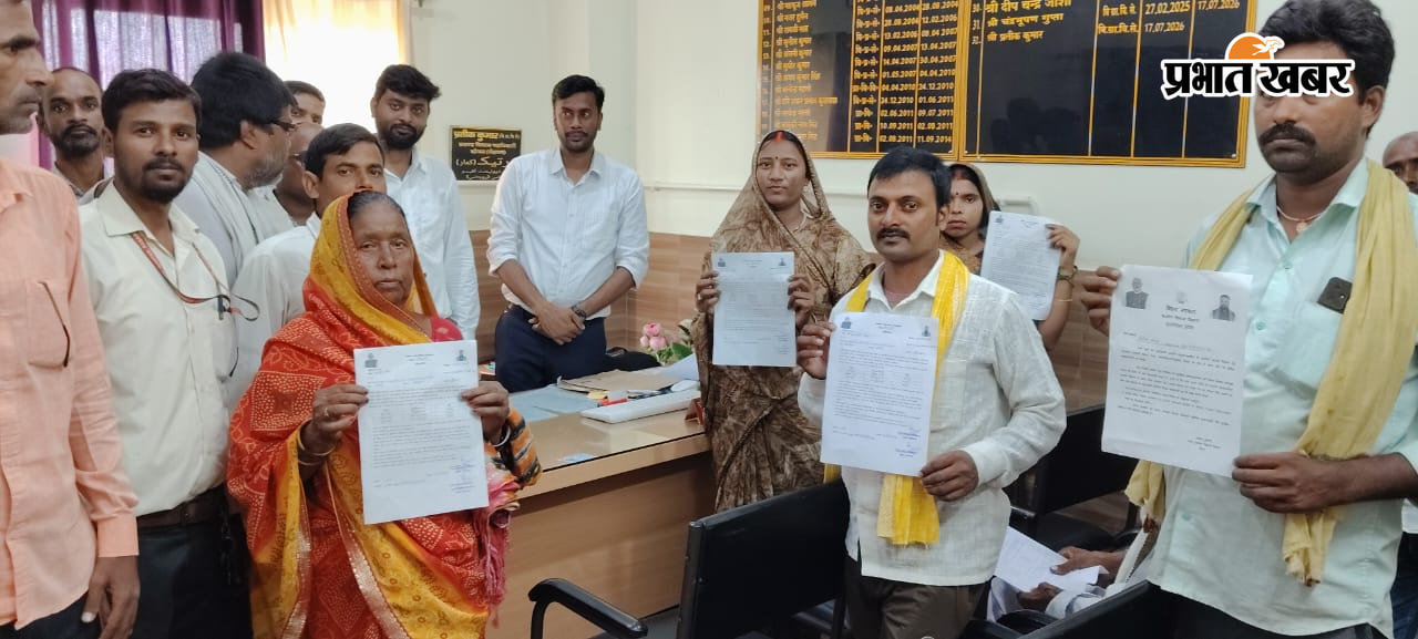 लाभुक को स्वीकृति पत्र देते बीडीओ व प्रमाणपत्र दिखाते लाभुक | Prabhat Khabar Network