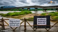 राढ़ू नदी का पुल क्षतिग्रस्त, प्रशासन ने बैरिकेडिंग कर आवागमन किया बंद
