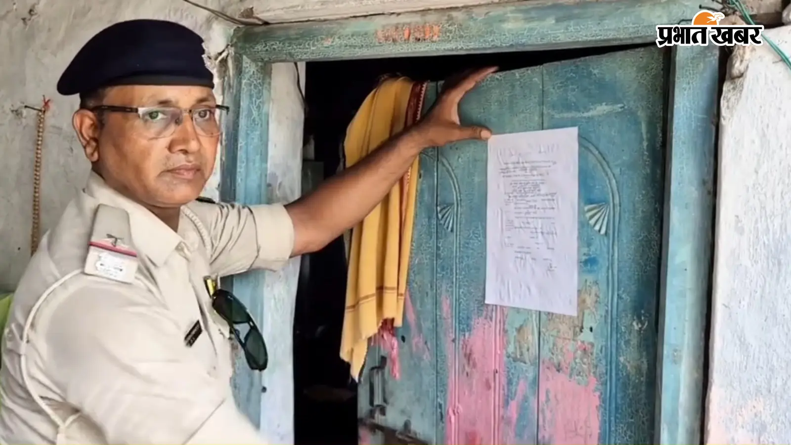 पत्नी की संदिग्ध मौत के मामले में फरार आरोपी के घर पहुंची पुलिस, चिपकाया इश्तिहार, कुर्की की चेतावनी