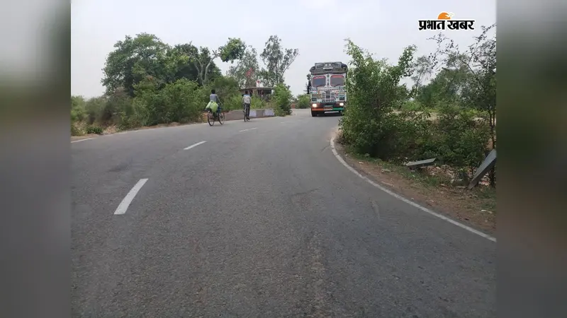 पुनः प्रेषित खबर पूर्व विधायक ने एनएचएआई पर उठाए सवाल,सरकार को भी घेराफोरलेन पर 50 से अधिक मौतों का दावा, पूर्व विधायक बोले- बनाएं सर्विस रोडएनएच-922 पर सुरक्षा व्यवस्था पर सवाल, सर्विस रोड के लिए उठी आवाज
