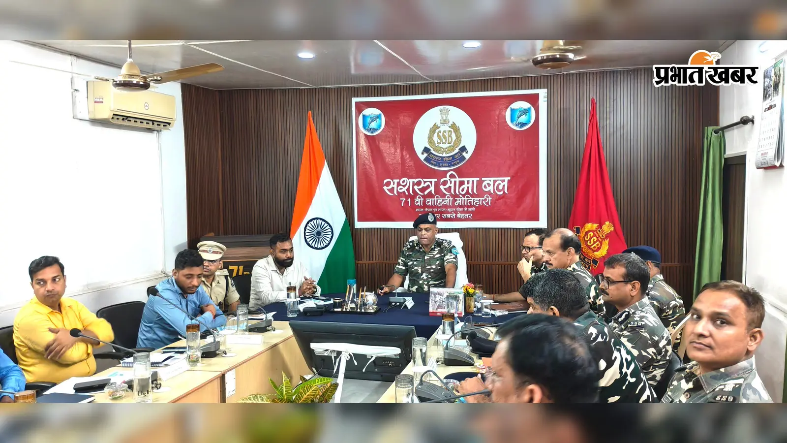बैठक में मौजूद सशस्त्र सीमा बल के कमांडेंट, डीएम,एसपी व अन्य अधिकारी | Prabhat Khabar Network