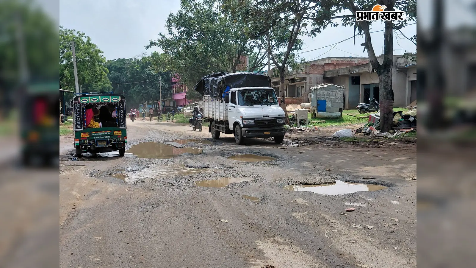 गड्ढों में तब्दील हुआ बरहमसिया-भरकट्टा मार्ग, हर कदम पर हादसे का खतरा