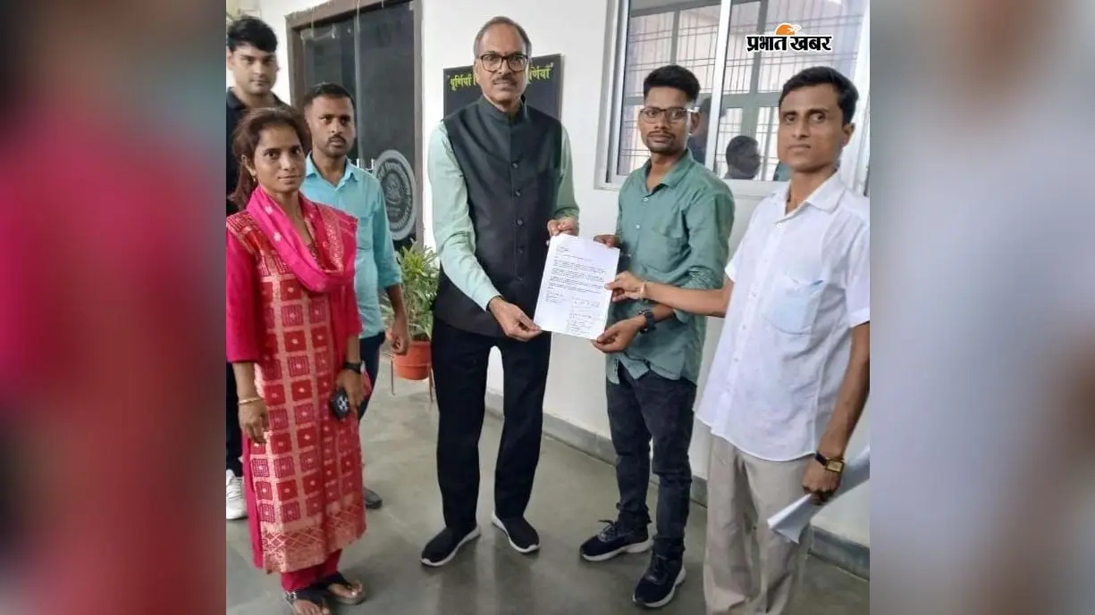 पैट परीक्षा रद्द होने के बाद अभ्यर्थियों से मिले वीसी, खुद लिया आवेदन