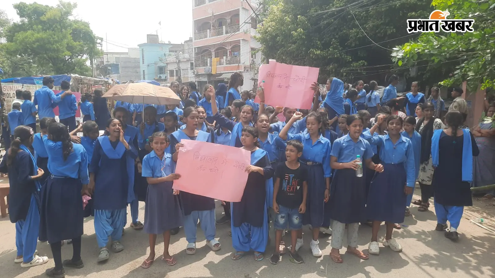 फूटा छात्रों का गुस्सा: एमएसकेबी स्कूल में चोरी से त्रस्त विद्यार्थियों ने सड़क पर बेंच-डेस्क लगाकर लगाया भीषण जाम