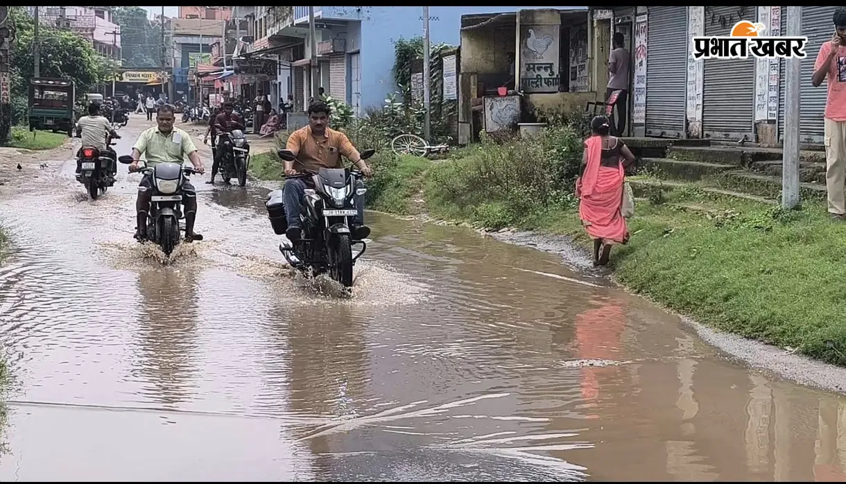 वार्ड-11 में जल निकासी नहीं होनेे से लोग परेशान, प्रदर्शन कर स्थायी समाधान की मांग की