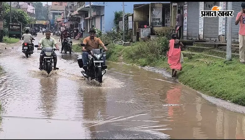 वार्ड-11 में जल निकासी नहीं होनेे से लोग परेशान, प्रदर्शन कर स्थायी समाधान की मांग की