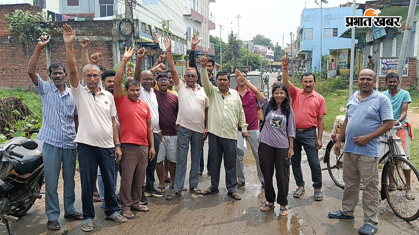 गिरिडीह नगर निगम क्षेत्र के वार्ड नंबर 11 में सड़क पर जल जमाव और जल निकासी की मांग को लेकर लोगों का प्रदर्शन | Prabhat Khabar Network