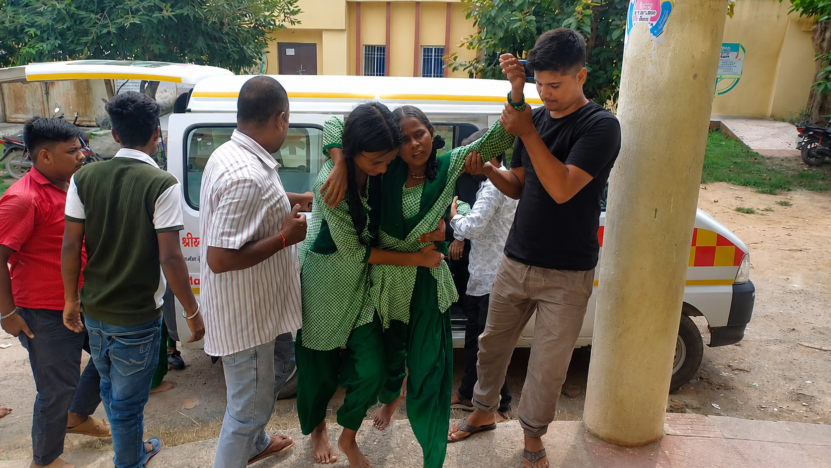 प्रदर्शन के दौरान बेहोश छात्र को अस्पताल ले जाते हुए