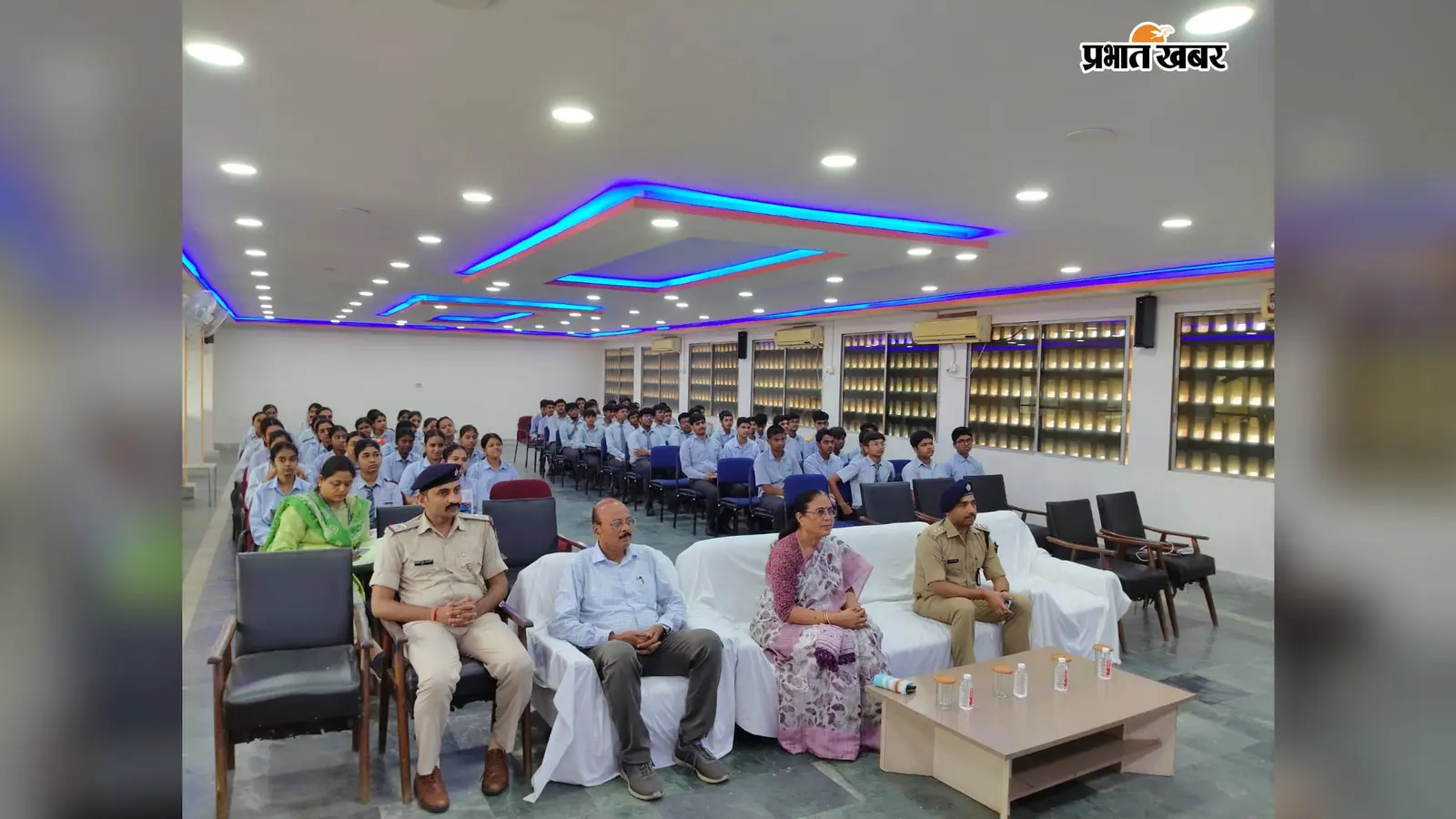साइबर अपराध से बचाव के लिए डीएवी कोयला नगर में जागरूकता कार्यक्रम, डीएसपी ने दी जानकारी