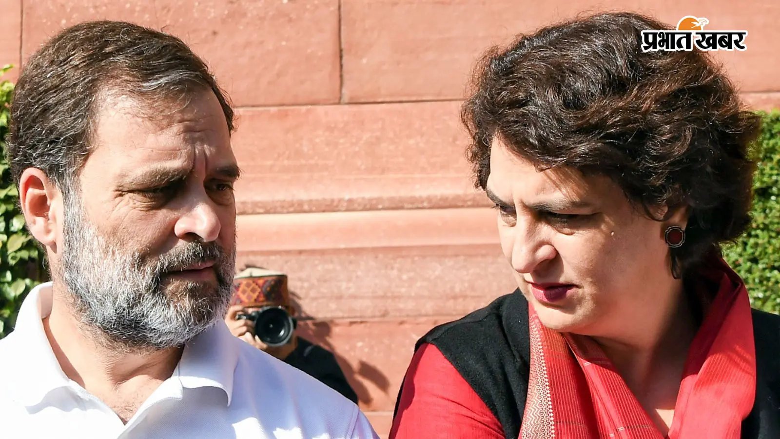 Video: पैलेट गन पीड़ित की FIR के लिए थाने में डटे राहुल गांधी, साथ देने प्रियंका भी पहुंचीं