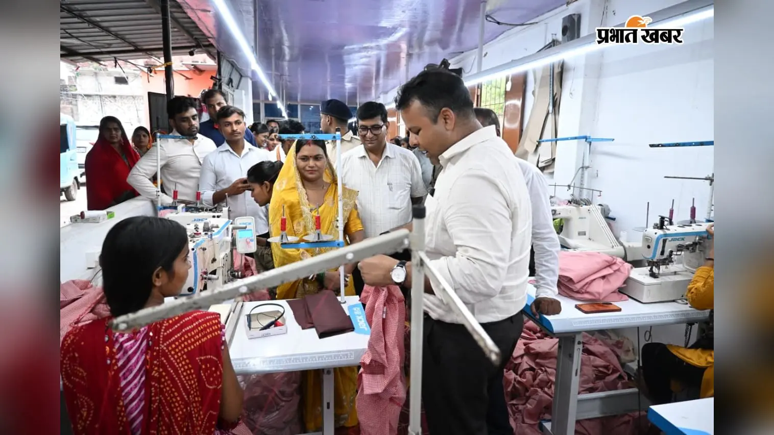 हौसले को मिला योजना का सहारा तो गांव में खड़ा हुआ ₹80 लाख का कारोबार, लूहसी की गारमेंट यूनिट बनी 65 जीविका दीदियों का संबल; DM ने की सराहना