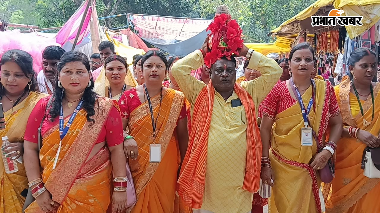 फोटो नं 06- संत रविदास की कलश लेकर निकलती जीविका की दीदिय | Prabhat Khabar Network