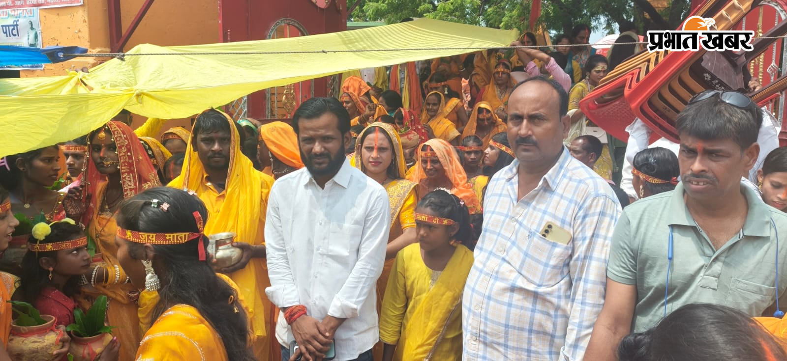 डेवढ़ी में अखंड अष्टयाम को निकली कलश यात्रा में शामिल जनप्रतिनिधि व श्रद्धालु | Prabhat Khabar Network