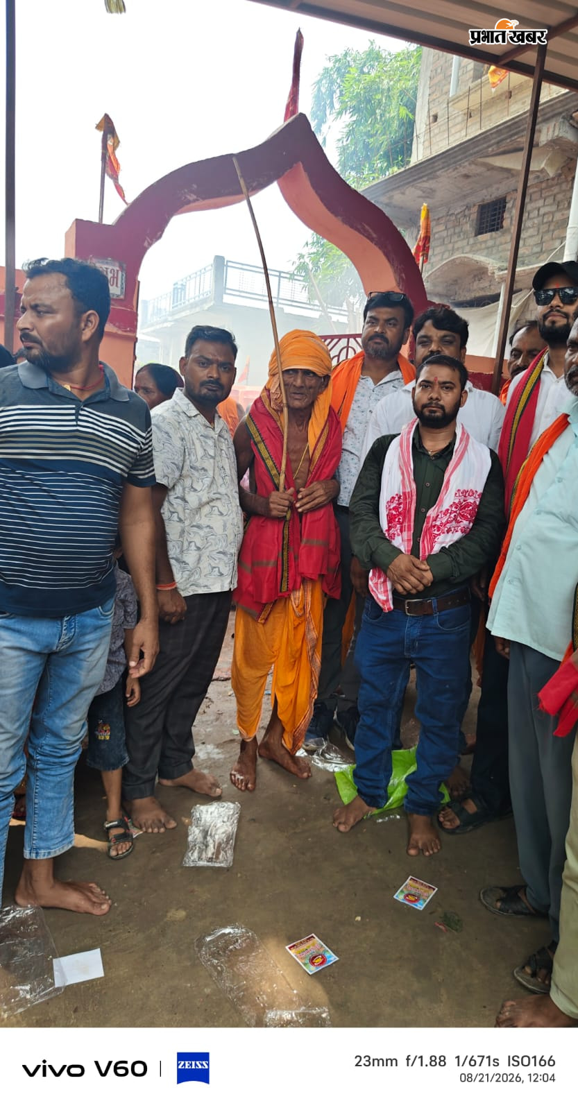 उसरी ब्रह्मस्थान पर पूजा अर्चना करते श्रद्धालू पूजा कमिटी के सदस्य व तरैया प्रमुख प्रतिनिधि धनवीर कुमार सिंह विक्कू | Prabhat Khabar Network