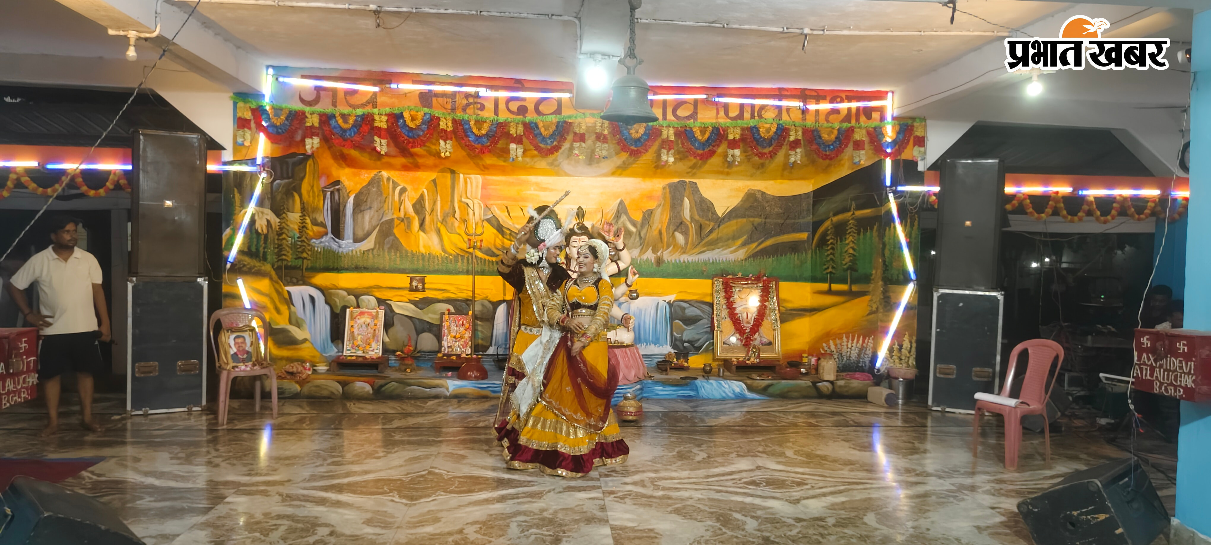 फोटो कैप्शन :भजन की प्रस्तुति देते जितेंद्र जैन और राधा कृष्ण की झांकी | Prabhat Khabar Network