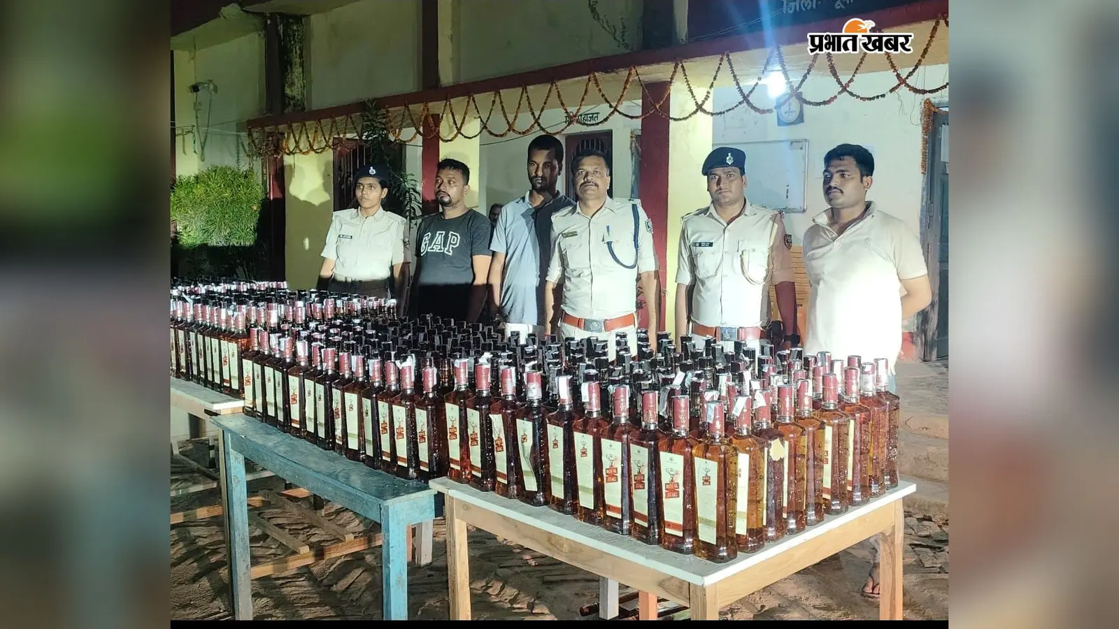 मोतिहारी में शराब का बड़ा खेल! एक जगह अंग्रेजी तो दूसरी जगह मिली नेपाली शराब