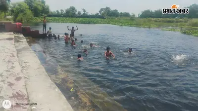 West Champaran News: गर्मी से बेहाल बच्चों ने पानी में की जमकर मस्ती, कौलापुर में दिखा अनोखा नजारा