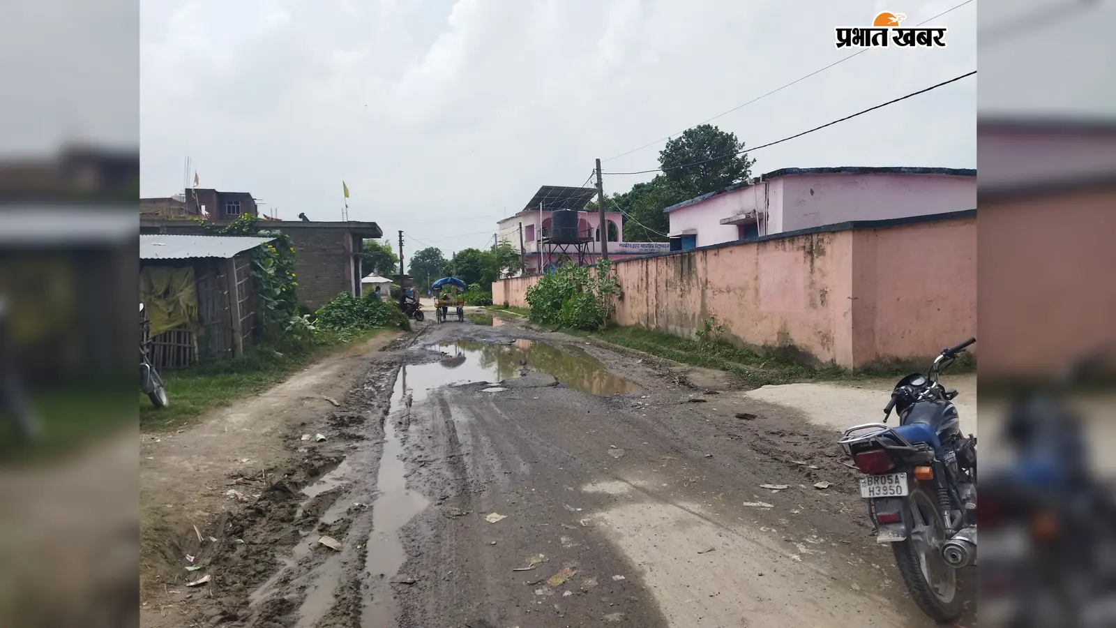 बेतिया: बारिश आई तो स्कूल की राह बंद, कीचड़ और जलजमाव से छात्र परेशान
