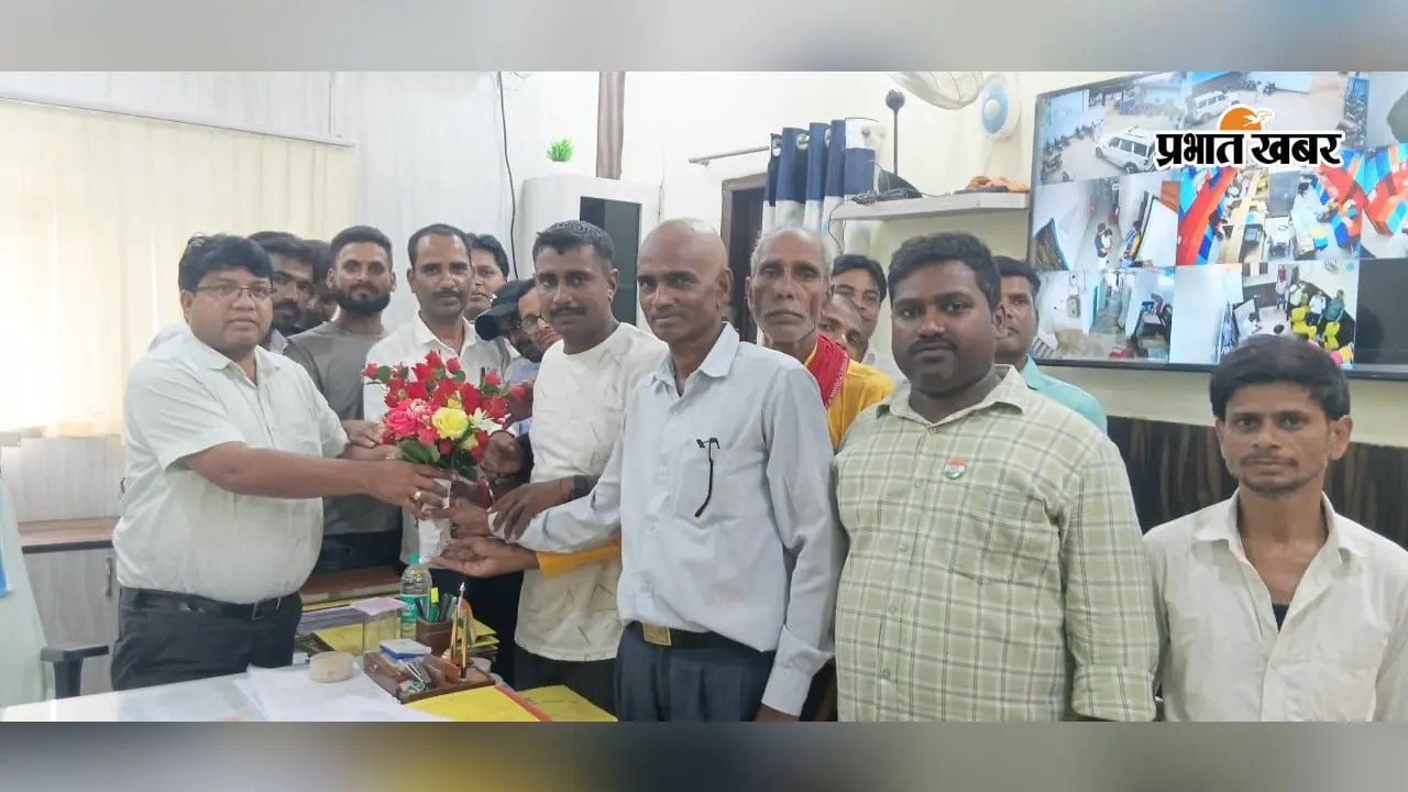जमुई: महीनों से वेतन न मिलने पर आर्थिक संकट में घिरे सरकारी स्कूलों के रात्रि प्रहरी, DPO स्थापना को सौंपा ज्ञापन