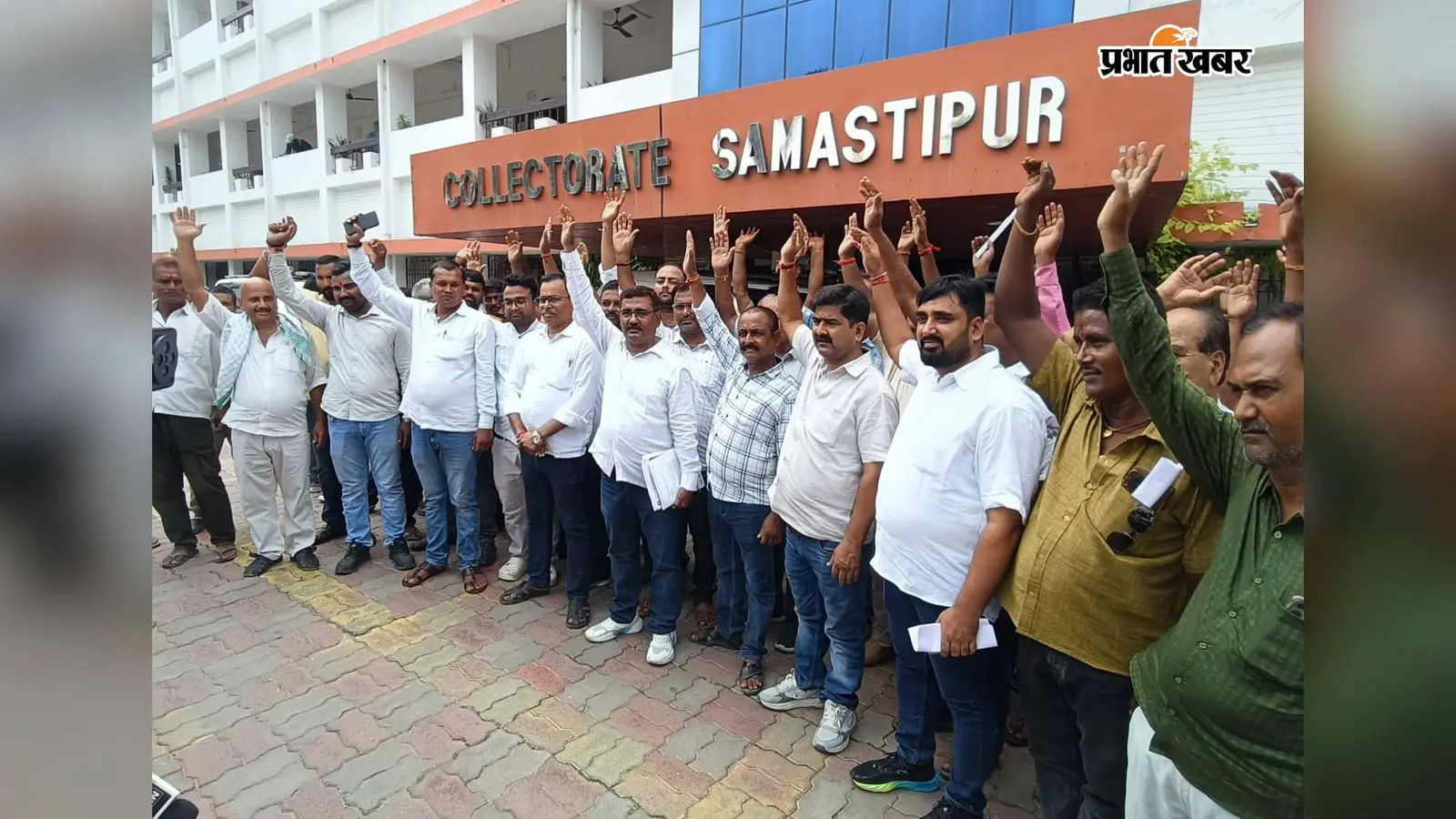 फिटनेस सेंटर की अवैध वसूली और बकाया मुआवजे को लेकर मोटर व्यवसायी संघ ने डीएम को सौंपा ज्ञापन