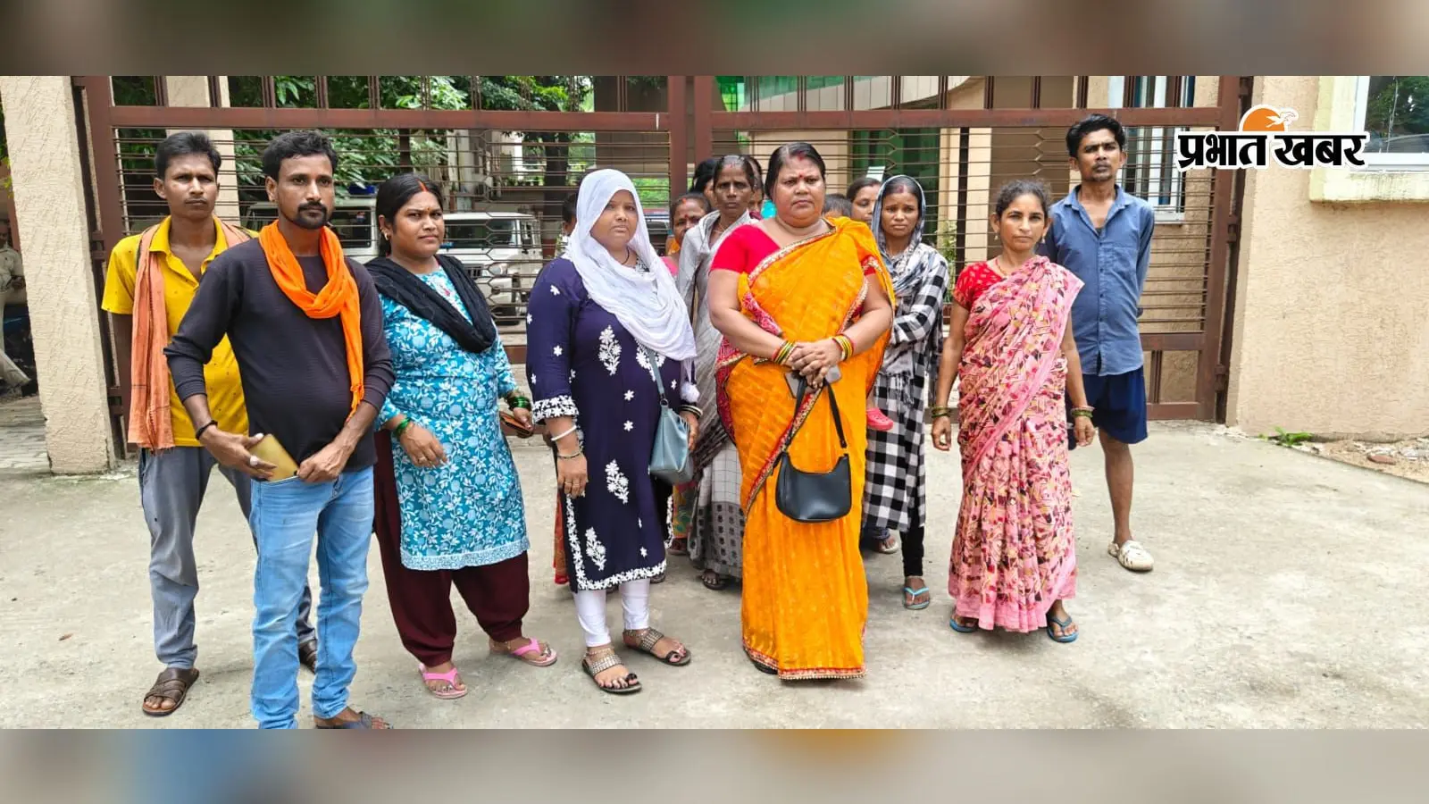 घर में घुसकर महिलाओं पर तानी पिस्तौल, और फिर...