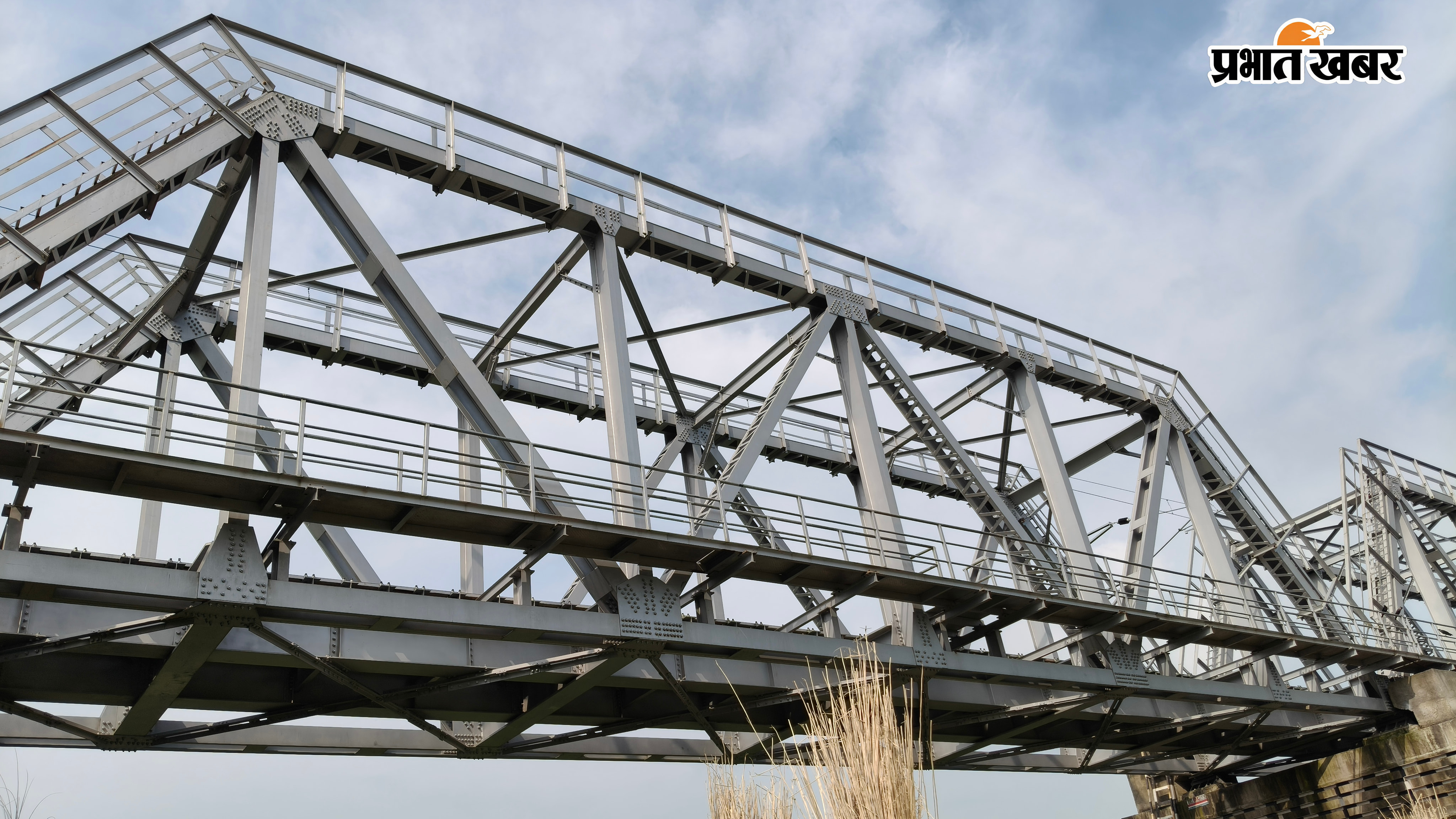 रेलवे पुल के पास घटनास्थल की फोटो | Prabhat Khabar Network