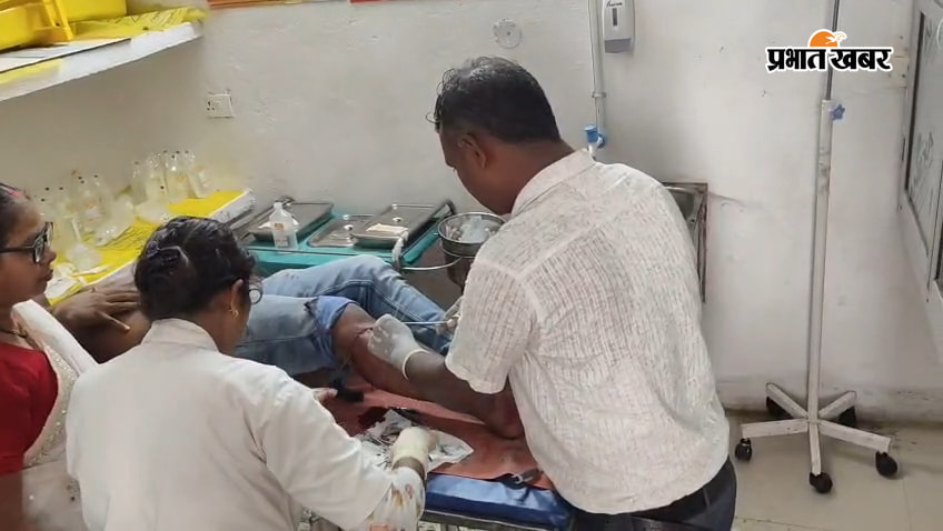 फोटो कैप्शन:- घरेलू को सामुदायिक स्वास्थ्य केंद्र में इलाज करते स्वास्थ्य कर्मी | Prabhat Khabar Network