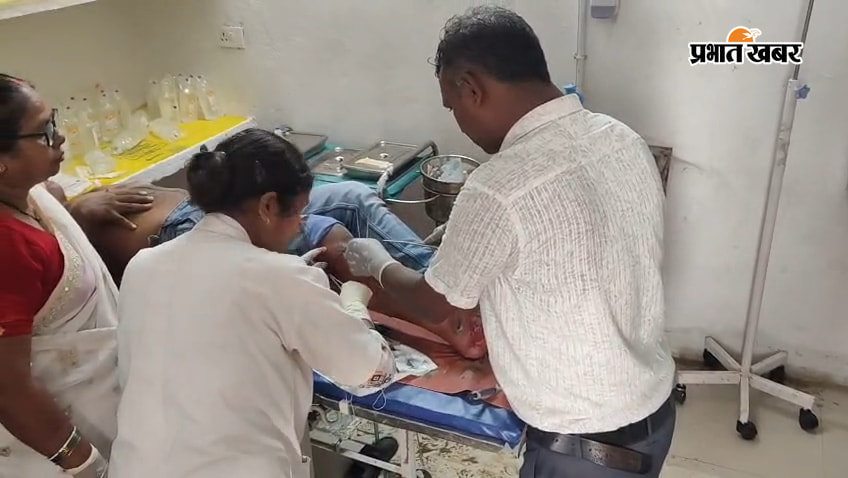 फोटो कैप्शन:- घरेलू को सामुदायिक स्वास्थ्य केंद्र में इलाज करते स्वास्थ्य कर्मी | Prabhat Khabar Network