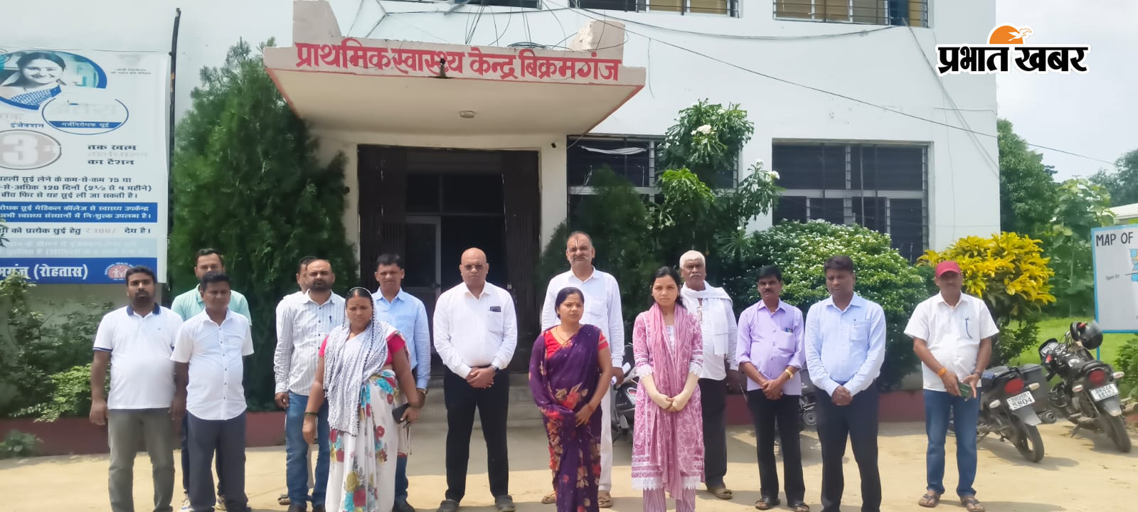 परिचारी की असमय मौत पर पीएचसी में शोक सभा करते स्वास्थ्य कर्मी व चिकित्सक | Prabhat Khabar Network
