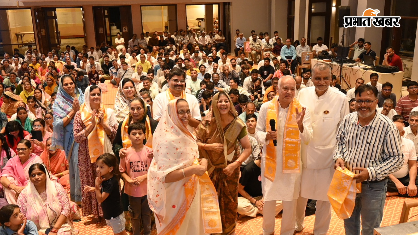 कार्यक्रम में शामिल श्रद्धालु, भगवान का अभिषेक करते श्रद्धालु. | Prabhat Khabar Network