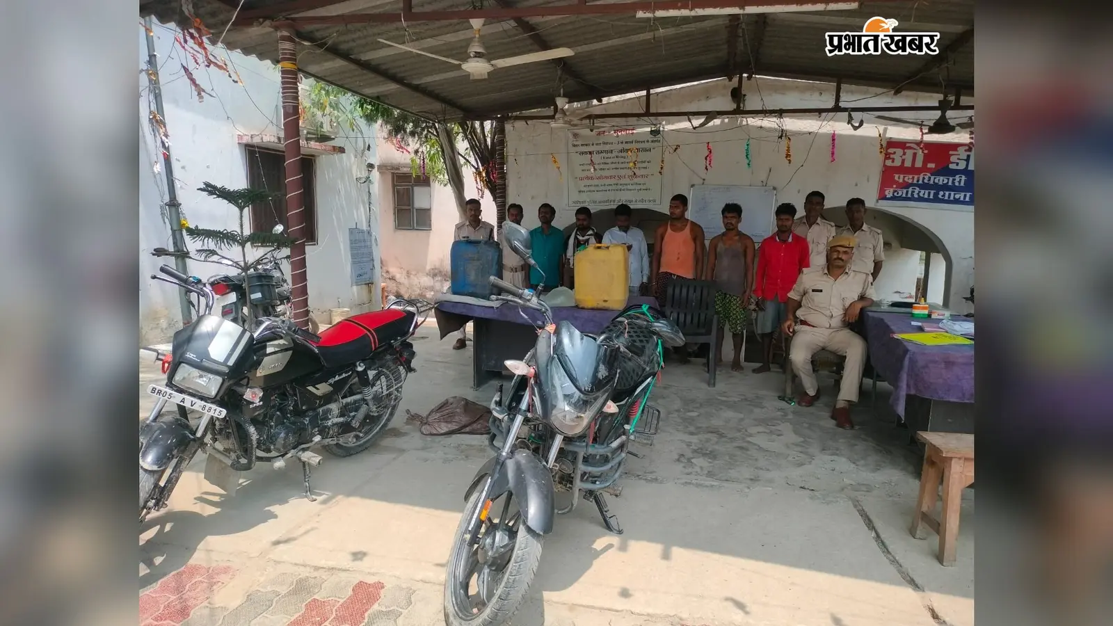 मोतिहारी: बंजरिया में जुआ और शराब के अड्डे पर छापेमारी, 180 लीटर देसी शराब के साथ 5 गिरफ्तार