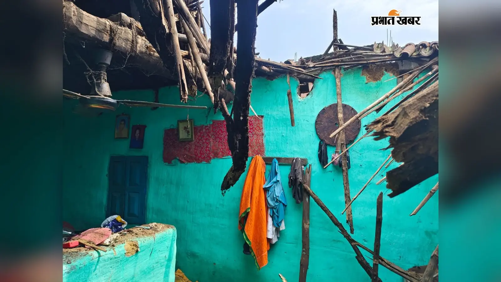 बारिश के बीच भरभरा कर गिरा पुराना घर, सामान मलबे में दबकर क्षतिग्रस्त