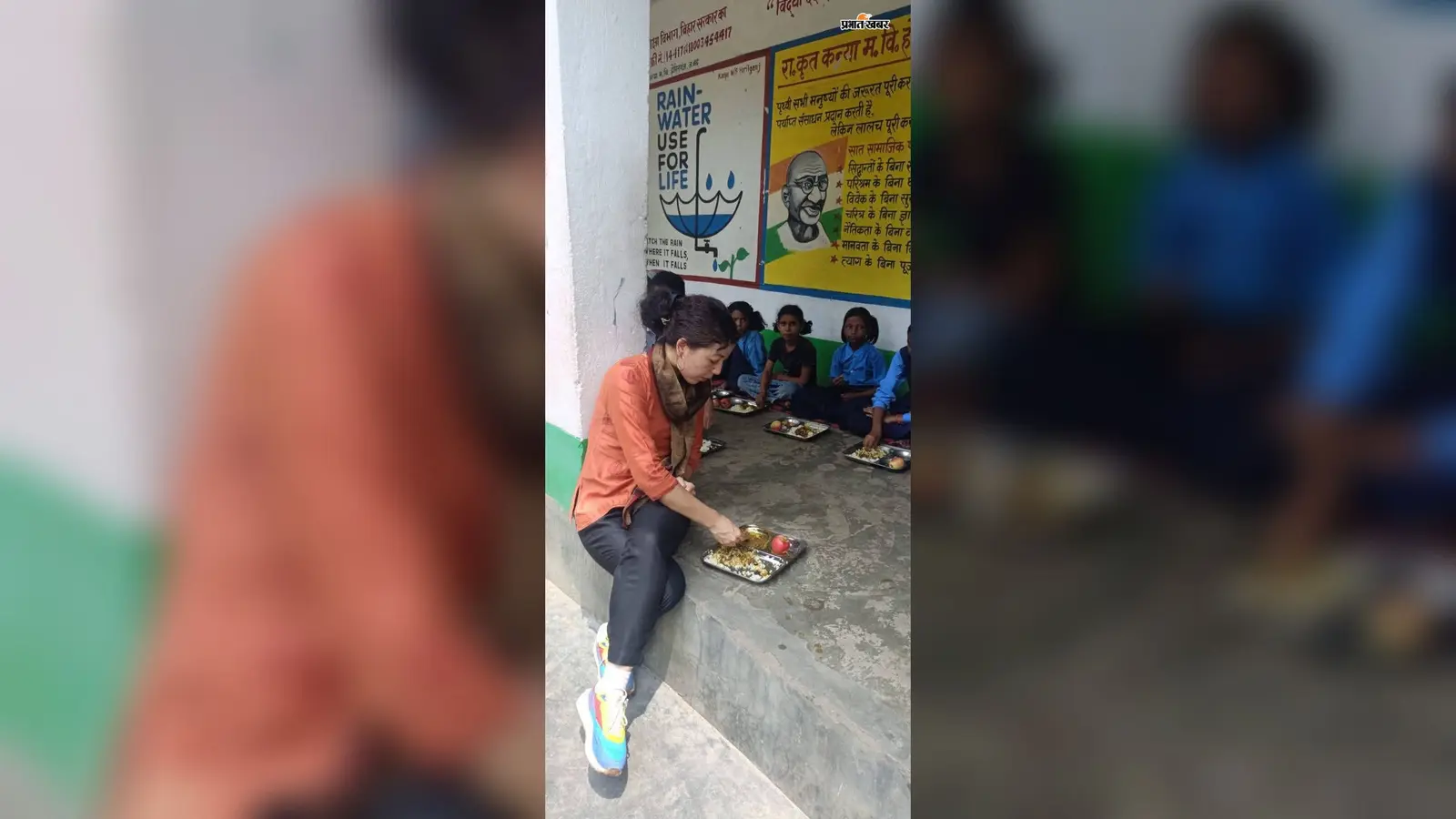 जहानाबाद: कन्या मध्य विद्यालय में बच्चों के साथ नीचे बैठकर डीएम ने खाया मध्याह्न भोजन, गुणवत्ता की ली जानकारी