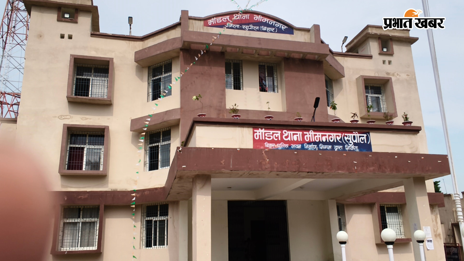 फोटो कैप्शन - पुलिस की गिरफ्त में पकड़े गए व्यक्ति और बाइक | Prabhat Khabar Network