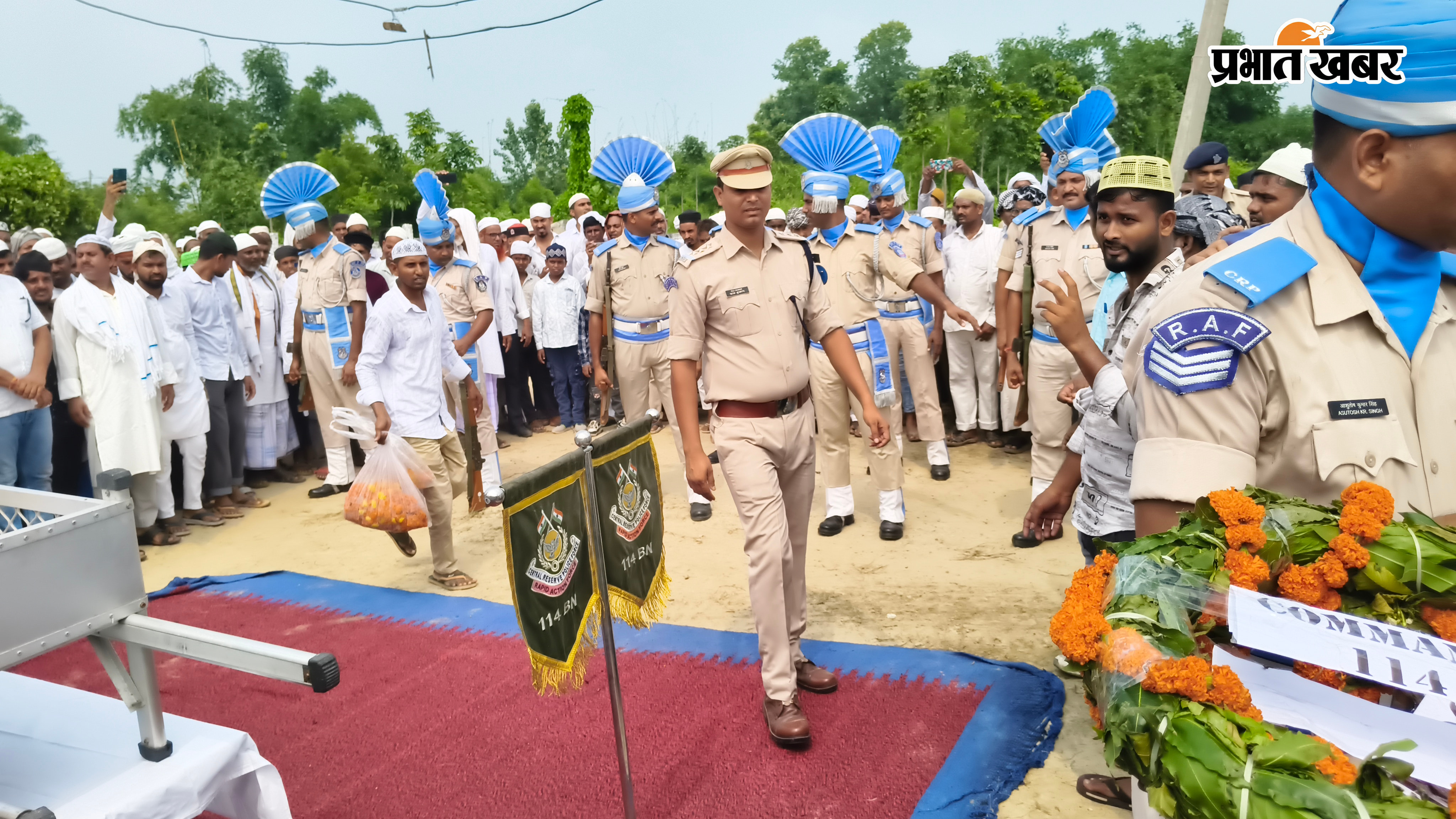 ​फोटो :- पार्थिव शरीर पर पुष्प अर्पित करते लोग   फोटो :- शव यात्रा में शामिल लोग   | Prabhat Khabar Network
