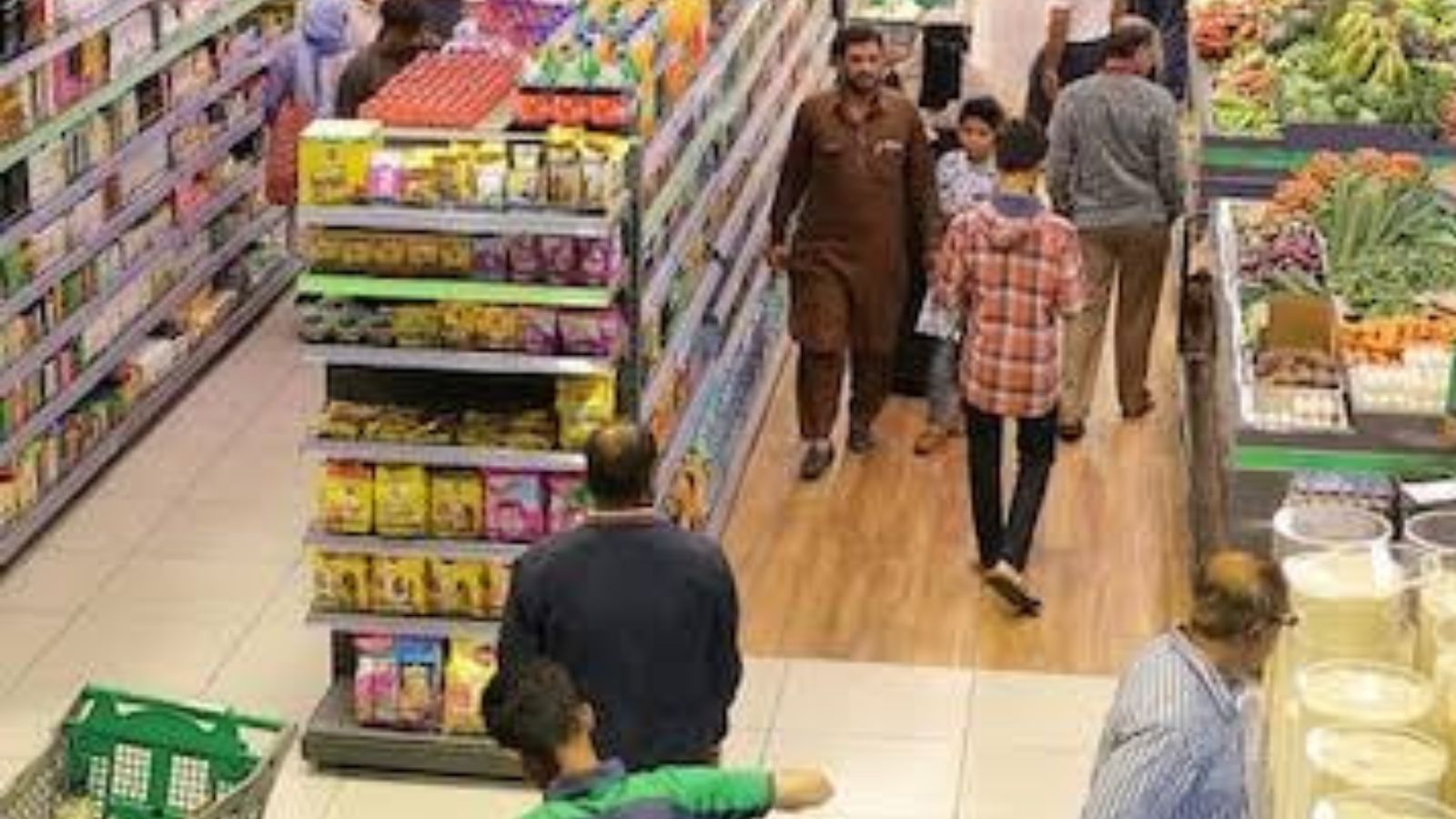 फूड मार्केट में खरीदारी करते लोग