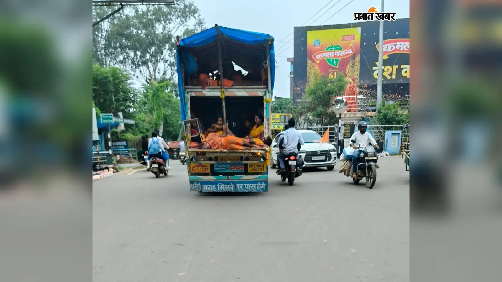 आस्था की आड़ में जान से खिलवाड़, पिकअप के ऊपर डबल डेकर बनाकर सफर