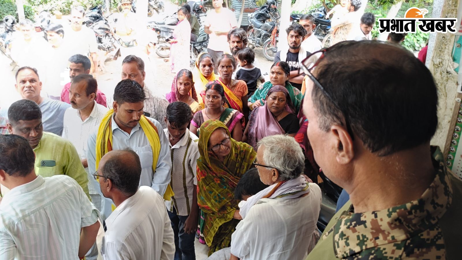 अस्पताल के बाहर परिजनों की भीड़