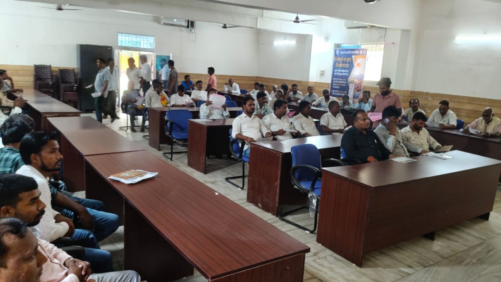 बैठक में उपस्थित लोग